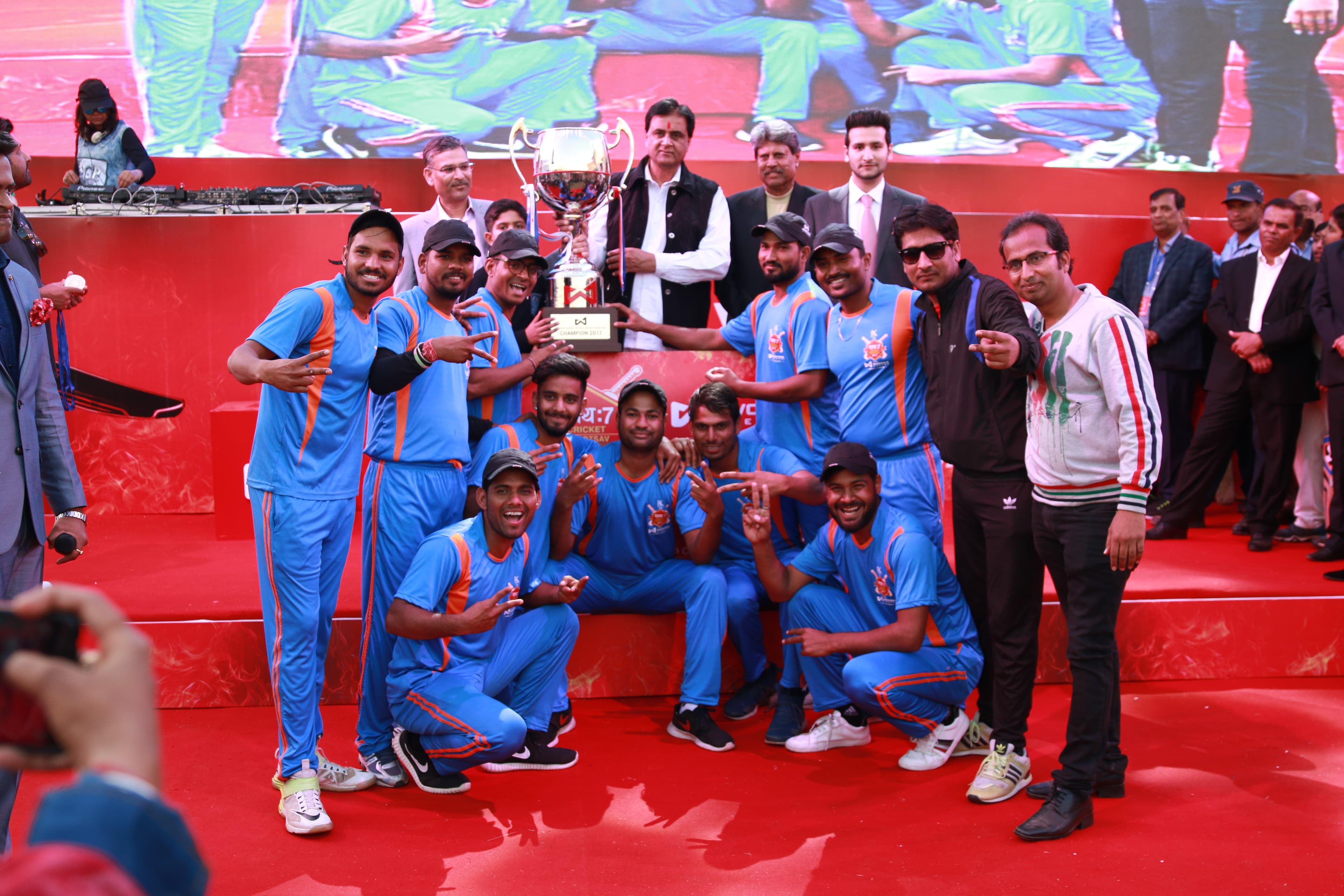The winning team celebrating with Wonder Cement साथ:7 branding on stage